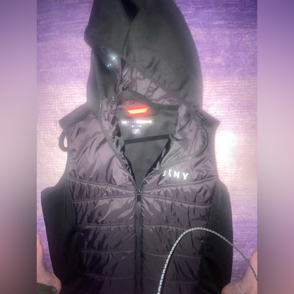 Women’s XL - DKNY Puffer Vest, Black - Picture 13 of 14